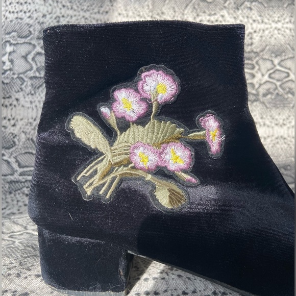 Velour ankle booties with floral design - Picture 3 of 6